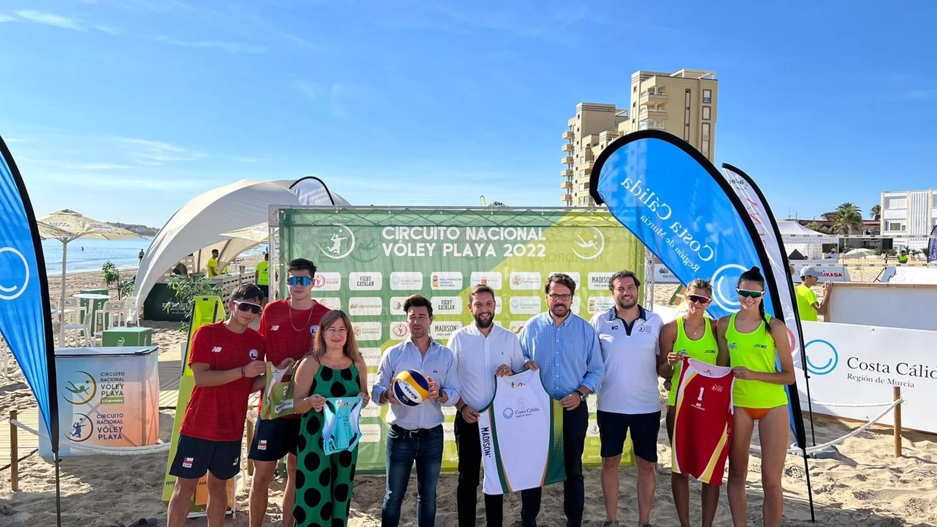 Los directores generales del Instituto de Turismo y de Deportes, Juan Francisco Martínez y Francisco Javier Sánchez, respectivamente, junto a organizadores y participantes en la prueba del Circuito Nacional de Vóley Playa