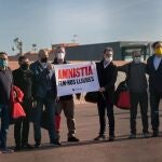 (I-D) El exconseller de Territorio y Sostenibilidad de la Generalitat Josep Rull; el expresidente de la ANC y exdiputado de JxCat, Jordi Sànchez; el exconseller Raül Romeva; el exconseller de Interior de la Generalitat Quim Forn; el presidente de Òmnium Cultural, Jordi Cuixart; el exconseller de JxCat Jordi Turull; el líder de ERC y exvicepresidente del Govern, Oriol Junqueras, sostienen una pancarta donde se puede leer "Amnistia Fem-nos lliures (Amnistía. Hagámonos libres), a su salida de la cárcel de Lledoners donde cumplían condena por el 1-O.