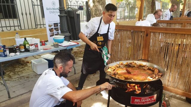 Varios participantes en el concurso de paellas de Sueca (Valencia)