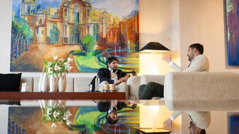 El presidente en funciones de la Región de Murcia, Fernando López Miras, y el líder de Vox en la Región, José Ángel Antelo, han mantenido un encuentro privado este sábado en el hotel Nelva sin presencia de periodistas que este último ha filtrado en su cuenta personal de la red social X (antes Twitter).