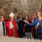 Autoridades en la cripta de la Catedral palentina
