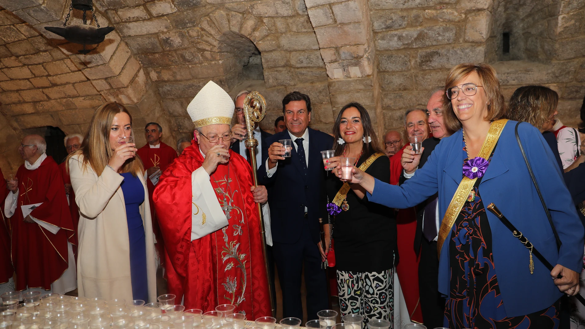 Autoridades en la cripta de la Catedral palentina