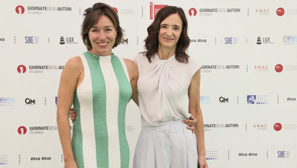 Las actrices Lola Dueñas (i) y Ana Torrent posan este sábado en el marco del Festival de Venecia (Italia). 