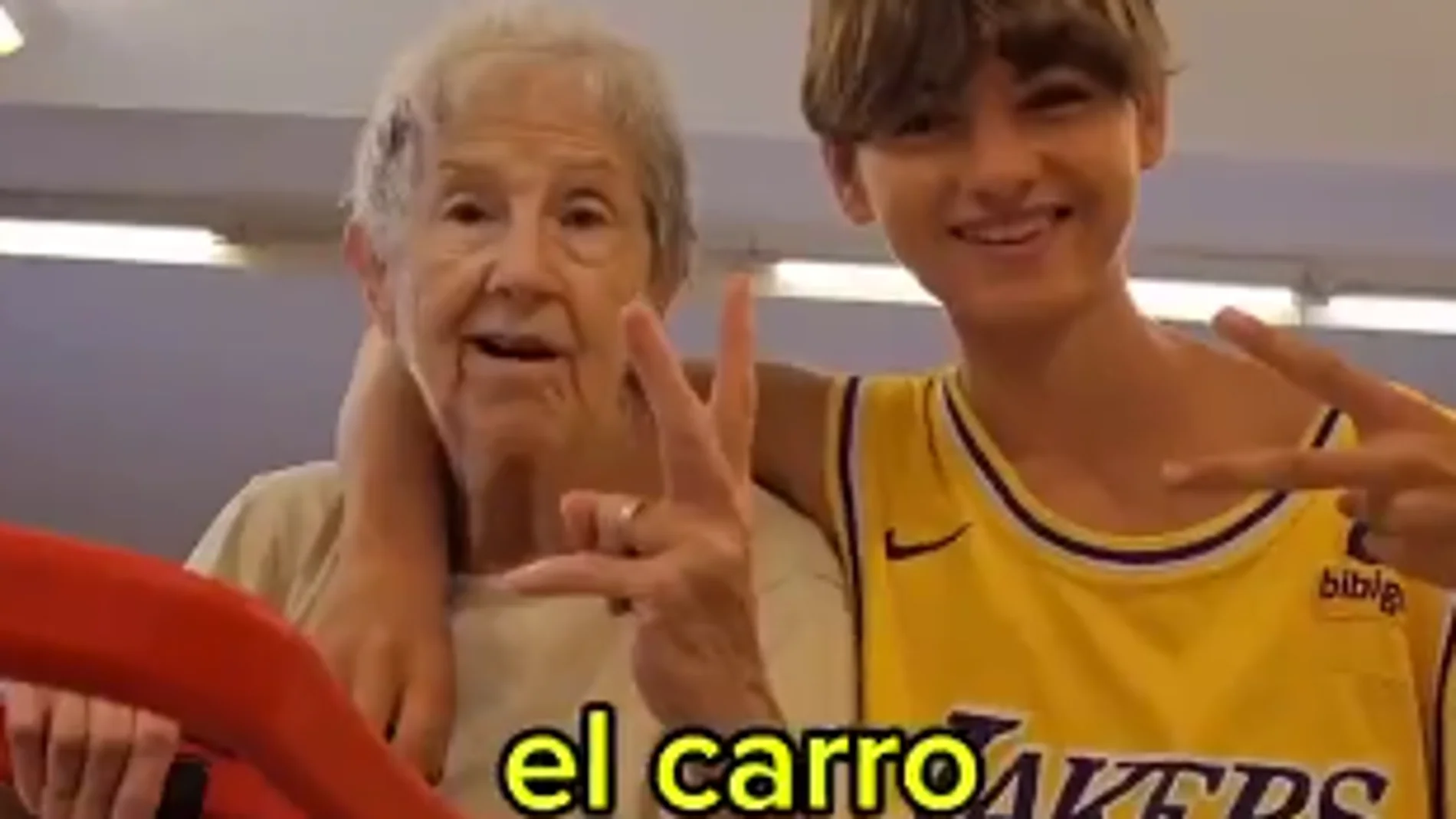 Un joven acompaña a su abuela al supermercado y se hace viral