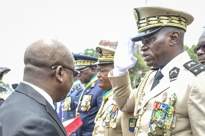 El general Nguema jura su presidencia en Gabón y defiende el golpe como 
