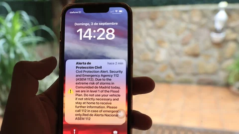 Sobre las 14:30 de esta tarde cientos de miles de dispotivos móviles han comenzado a emitir un sonido de alarma y a mostrar este mensaje enviado por Protección Civil para alertar a la población del riesgo extremo de tormentas que azota la Comunida de Madrid. Se ha activado el nivel 1 del Plan de Inundaciones (INUNCAM) y se desaconseja utilizar el vehículo si no es estrictamente necesario, además de disuadir a la población de llamar al 112 a no ser que sea un caso de emergencia.