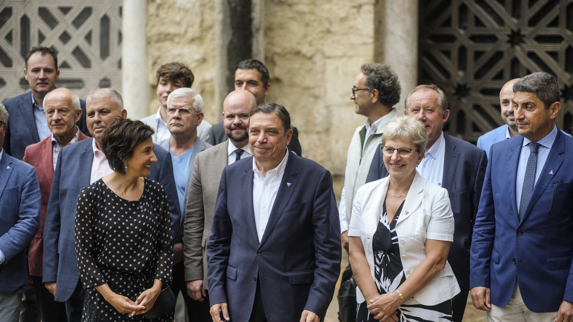 Reunión de los ministros de Agricultura de la Unión Europea en Córdoba con motivo de la RIM AGRIFISH. En la imagen el ministro español Luis Planas (c) junto al resto de autoridades posando para la foto de familia. EFE/Rafa Alcaide.