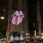 Los Rolling Stones procionan su nuevo álbum de estudio «Hackney Diamonds» en edificios de todo el mundo.