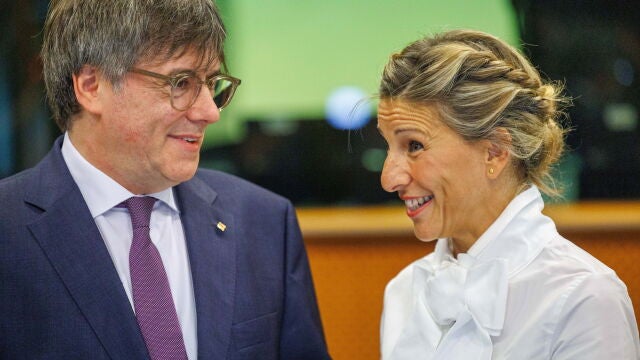 La vicepresidenta Yolanda Díaz junto al expresidente catalán Carles Puigdemont