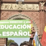Varias personas participan junto a varios políticos en una manifestación para defender la lengua en castellano, en Barcelona, Cataluña.
