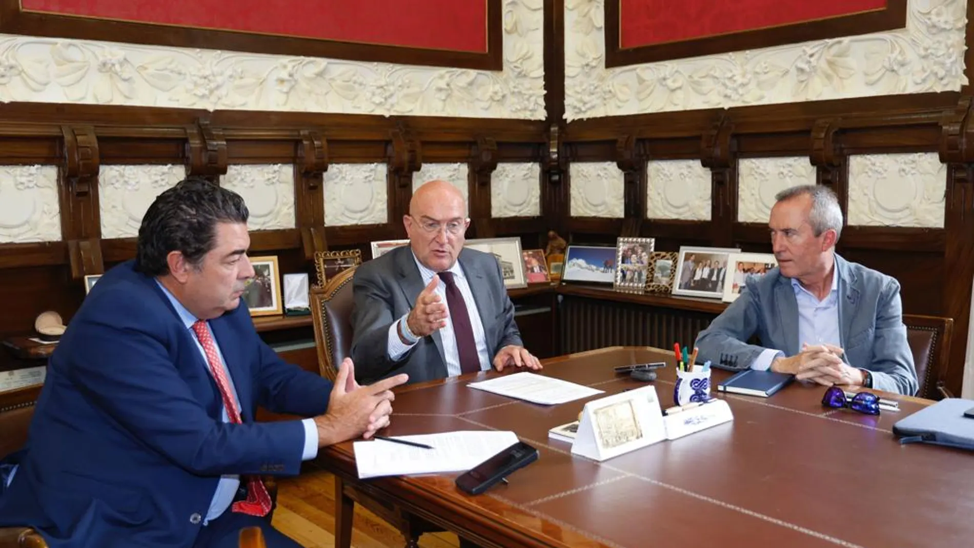 El alcalde junto a los concejales Alberto Gutiérrez Alberca y José Ignacio Zarandona