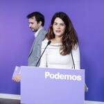 Los portavoces de Podemos Javier Sánchez Serna e Isa Serra a su llegada a una rueda de prensa en la sede del partido, a 4 de septiembre de 2023, en Madrid (España).