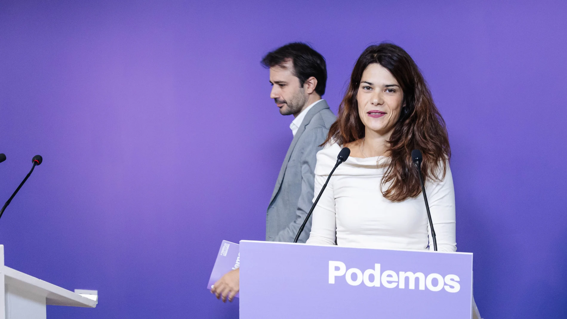 Los portavoces de Podemos Javier Sánchez Serna e Isa Serra a su llegada a una rueda de prensa en la sede del partido, a 4 de septiembre de 2023, en Madrid (España).