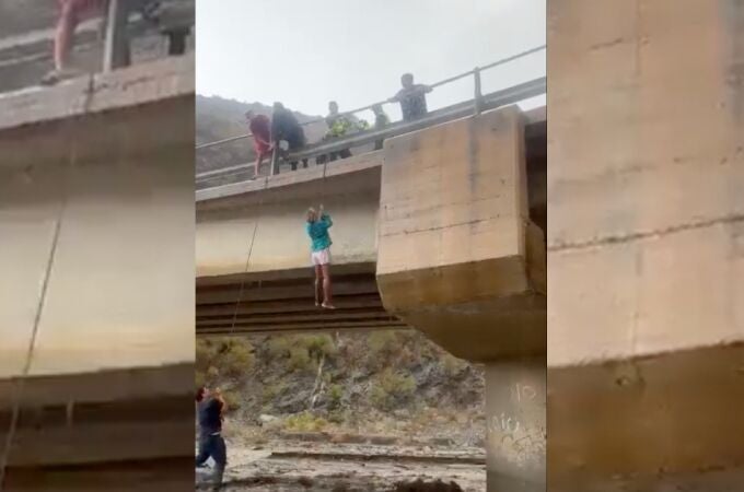 Impresionante rescate de la Guardia Civil con el apoyo de los vecinos a una pareja atrapada por las fuertes lluvias en Granada