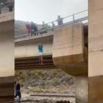 Impresionante rescate de la Guardia Civil con el apoyo de los vecinos a una pareja atrapada por las fuertes lluvias en Granada