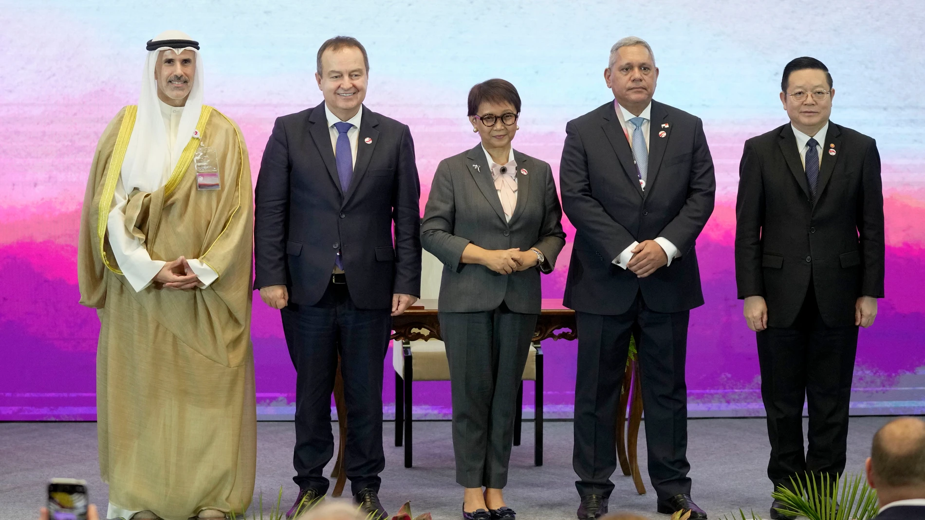 De izquierda a derecha, el Viceministro de Asuntos Exteriores de Kuwait, Sheikh Jarrah Jaber Al-Ahmad Al-Sabah, el Ministro de Asuntos Exteriores de Serbia, Ivica Dacic, la Ministra de Asuntos Exteriores de Indonesia, Retno Marsudi, el Viceministro de Asuntos Exteriores de Panamá, Vladimir Franco, y el Secretario General de la ASEAN, Kao Kim Hourn