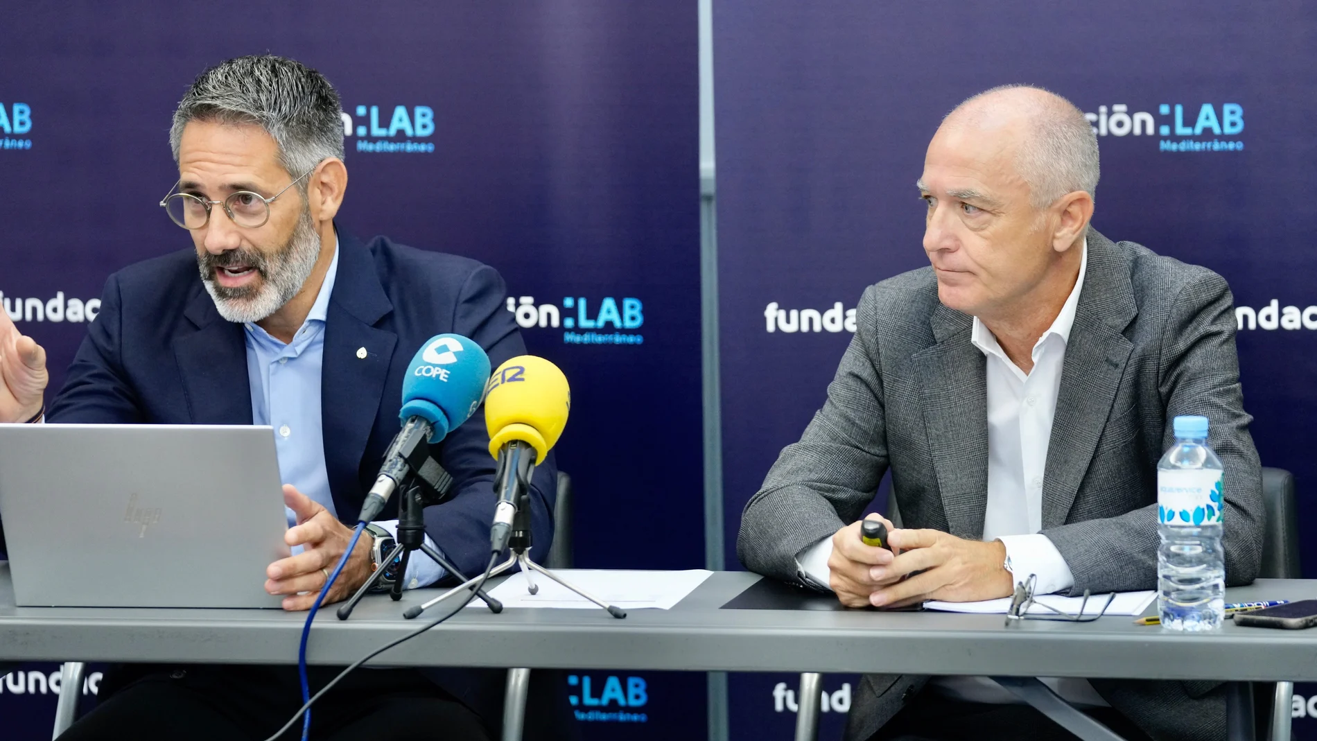 El presidente de la Fundación LAB, Héctor Dominguis (izda), y el director, Enrique Soto, ayer durante la rueda de prensa