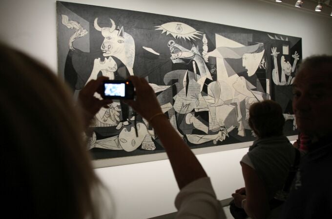 Una mujer fotografía la obra de Picasso 'Guernica', en el Museo Reina Sofía.