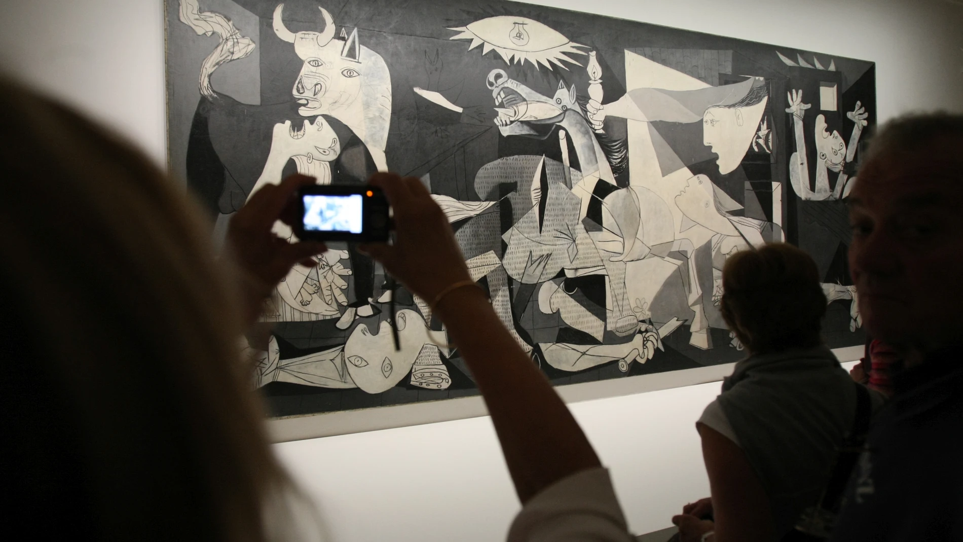 Una mujer fotografía la obra de Picasso 'Guernica', en el Museo Reina Sofía.