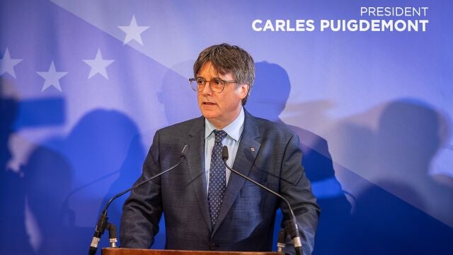 El expresidente de la Generalitat y eurodiputado de Junts, Carles Puigdemont, ofrece una rueda de prensa durante la conferencia inaugural de las jornadas interparlamentarias de Junts per Catalunya, en el Hotel Thon EU, a 5 de septiembre de 2023, en Bruselas (Bélgica). 