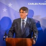 El expresidente de la Generalitat y eurodiputado de Junts, Carles Puigdemont, ofrece una rueda de prensa durante la conferencia inaugural de las jornadas interparlamentarias de Junts per Catalunya, en el Hotel Thon EU, a 5 de septiembre de 2023, en Bruselas (Bélgica). 