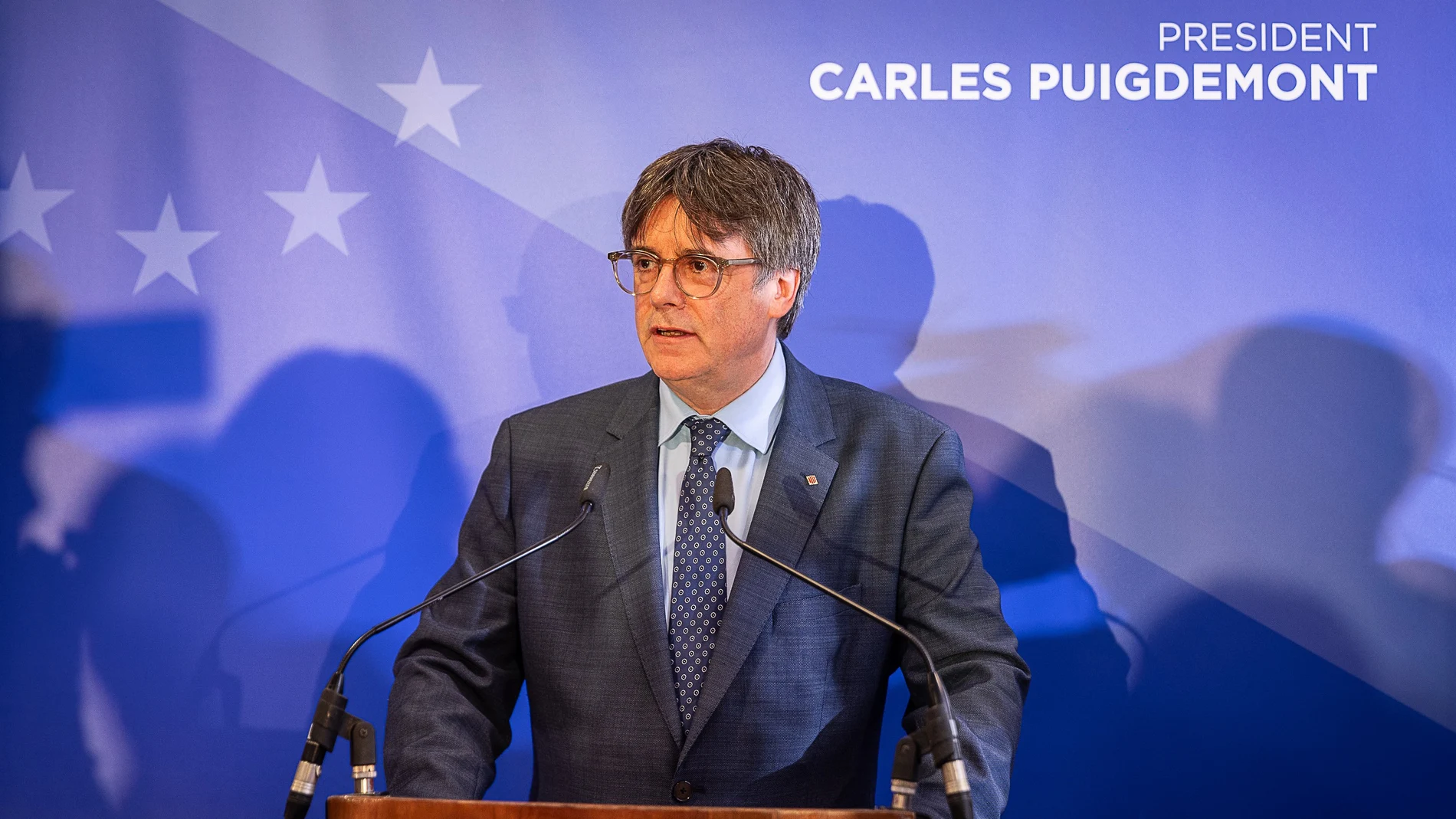 El expresidente de la Generalitat y eurodiputado de Junts, Carles Puigdemont, ofrece una rueda de prensa durante la conferencia inaugural de las jornadas interparlamentarias de Junts per Catalunya, en el Hotel Thon EU, a 5 de septiembre de 2023, en Bruselas (Bélgica).