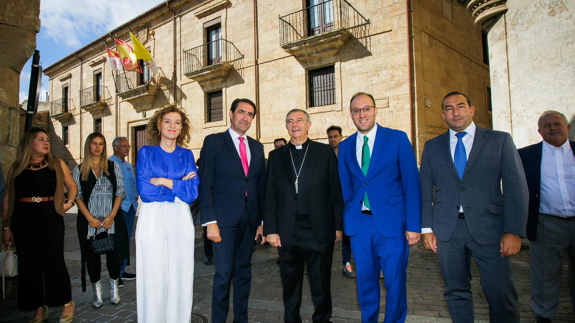 El consejero de Medio Ambiente, Vivienda y Ordenación del Territorio, Juan Carlos Suárez-Quiñones, firma con el obispo de Ciudad Rodrigo y Salamanca, José Luis Retana, el convenio de incorporación al Rehabitare de la Diócesis salmantina