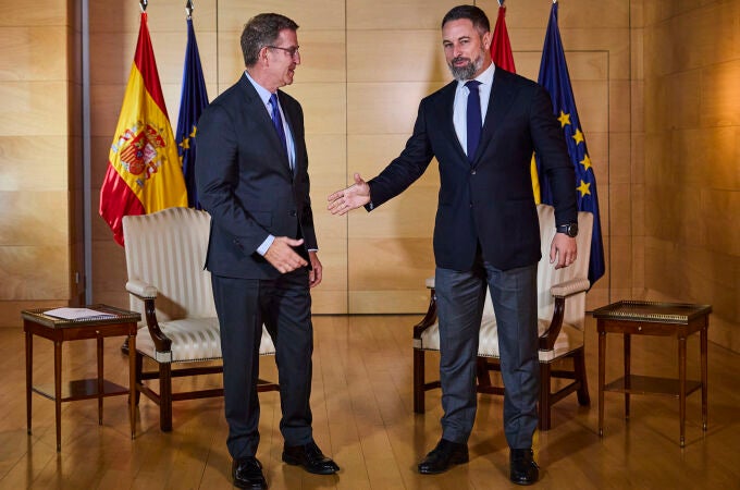 El líder del PP, Alberto Núñez Feijóo, durante la reunión mantenida con el presidente de Vox, Santiago Abascal, dentro sus conversaciones con dirigentes políticos para buscar apoyos a la investidura, este lunes en el Congreso. 