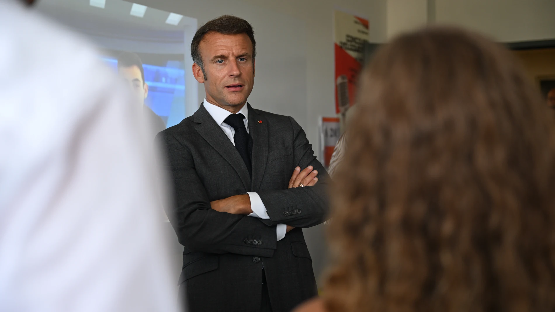 Orthez (France), 05/09/2023.- French President Emmanuel Macron meets schoolchildren during his visit at the College Daniel Argote Middle School in Orthez, France, 05 September 2023. (Francia) EFE/EPA/CAROLINE BLUMBERG / POOL 