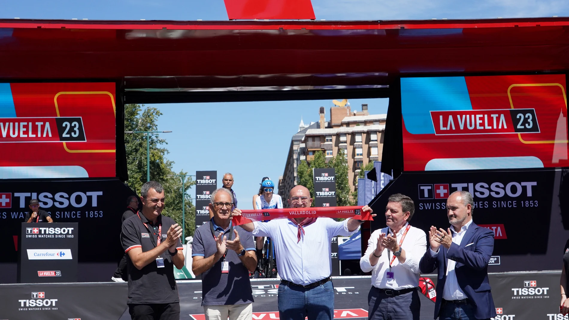 El alcalde Jesús Julio Carnero, junto al consejero González Gago, López Cerrón y Jorge Guillén, corta la cinta del inicio de la etapa de Valladolid