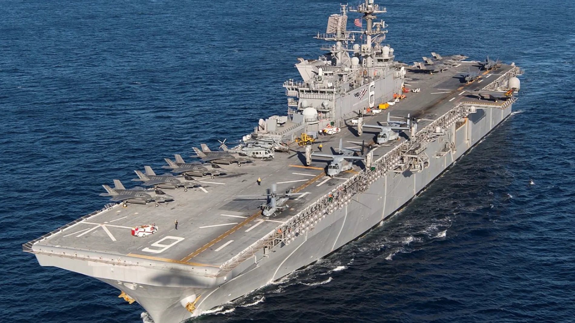 El buque de asalto anfibio USS America