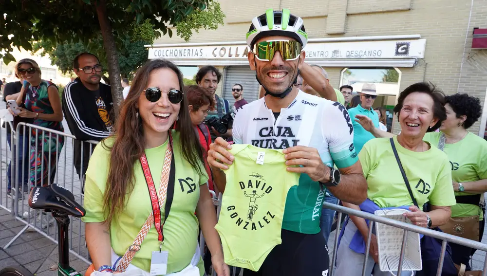 El ciclista abulense David González junto a su familia antes de la etapa contrrareloj de la Vuelta a España