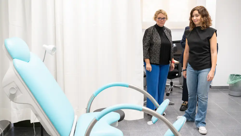 Ayuso inaugura el nuevo centro de salud de Sevilla la Nueva (Madrid) 