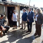 La alcaldesa de Burgos, Cristina Ayala, visita el poblado chabolista de "El Encuentro"