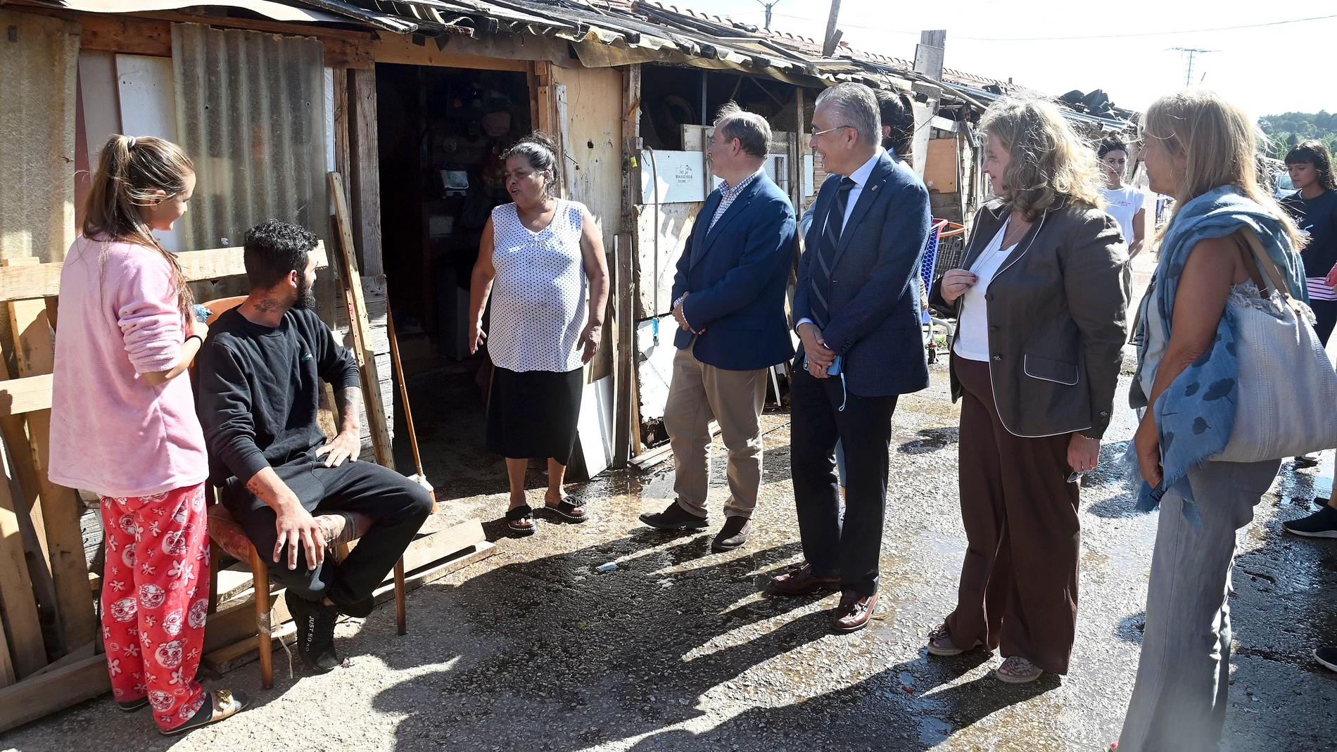La alcaldesa de Burgos, Cristina Ayala, visita el poblado chabolista de "El Encuentro"