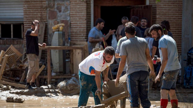 Vecinos de Yunclillos (Toledo), la zona cero de la DANA, limpian el pasado 5 de septiembre el lodo acumulado en las calles para recuperar sus casas y negocios
