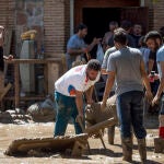 Vecinos de Yunclillos (Toledo), la zona cero de la DANA, limpian el pasado 5 de septiembre el lodo acumulado en las calles para recuperar sus casas y negocios