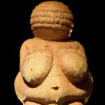 El conjunto escultórico de esta mujer desnuda respeta la ley de frontalidad