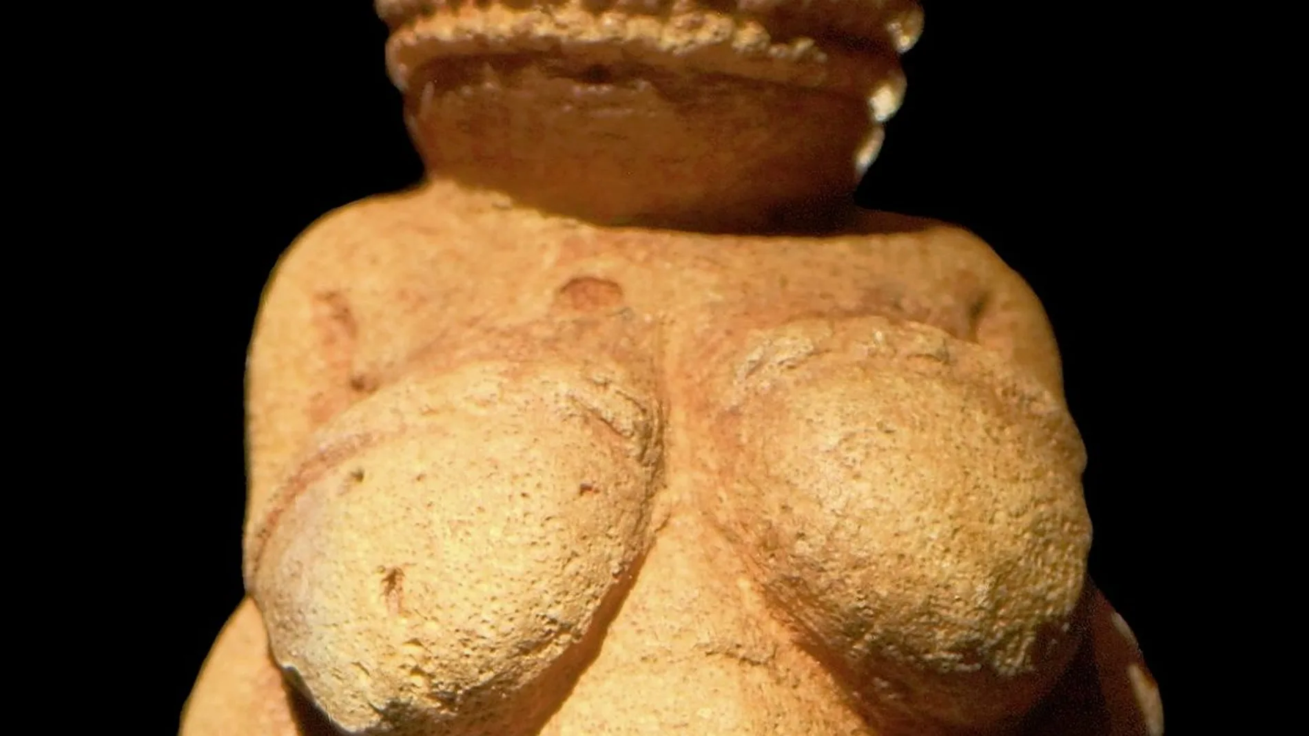 El conjunto escultórico de esta mujer desnuda respeta la ley de frontalidad
