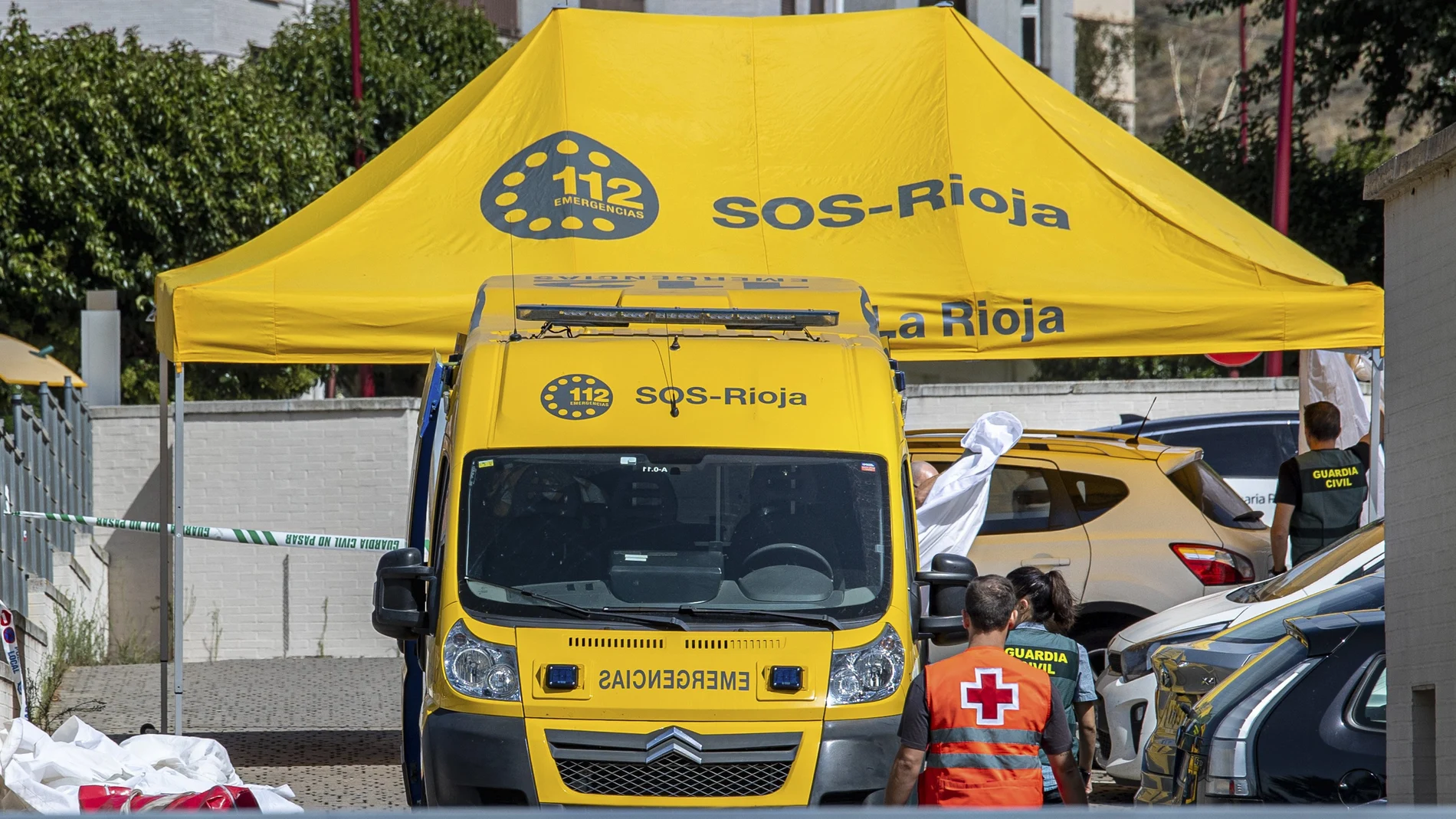 La Guardia civil examina este martes el vehículo que provocó el atropello múltiple registrado en la noche del lunes, en el aparcamiento del centro de salud de Haro, donde causó la muerte de un trabajador del centro y ocasionó heridas a otras cinco personas cuya vida no corre peligro