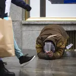 Una persona sin hogar pide ayuda en una calle de Madrid