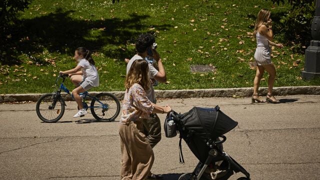 Familias con sus carritos de bebe paseando