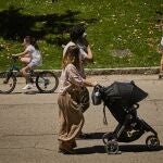 Familias con sus carritos de bebe paseando
