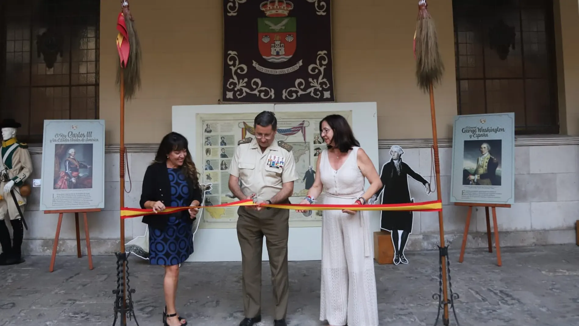 El General Jefe de Estado Mayor del Ejército, Amador Enseñat y Berea, inaugura la exposición