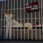 Defensores de la refrigeración de las prisiones de Texas construyen una celda improvisada antes de una manifestación