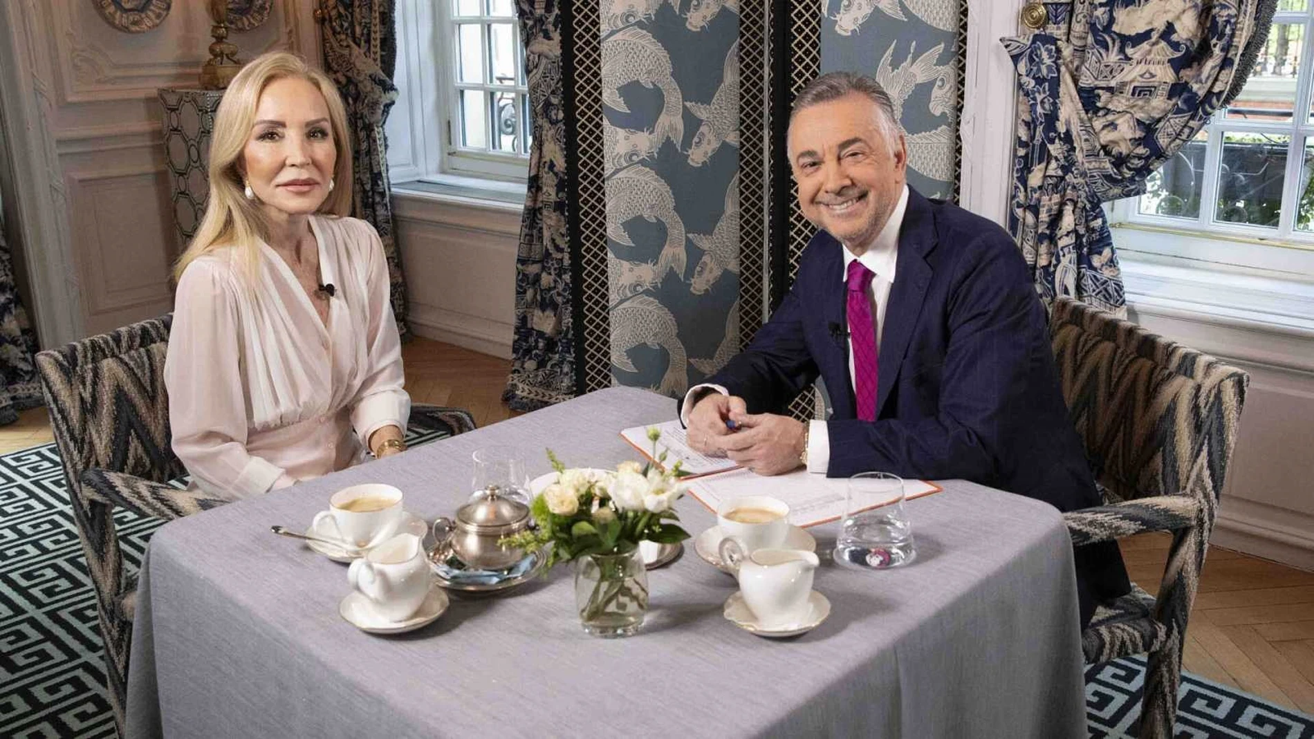Carmen Lomana junto al periodista Jenaro Castro