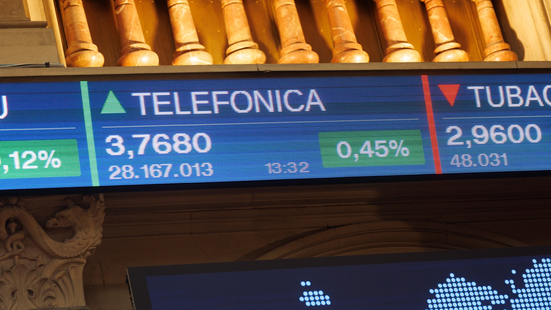 Un panel de Telefónica en el Palacio de la Bolsa, a 6 de septiembre de 2023, en Madrid (España). El Ibex 35 registraba una caída el 0,62% hacia la media sesión, ahondando en el descenso que ya había registrado en la apertura y situándose en los 9.333,8 puntos, siendo el dato más relevante de la jornada la evolución de Telefónica, que a última hora del martes informó de que la saudí STC se había hecho con un 9,9% de su capital. 06 SEPTIEMBRE 2023;MADRID;IBEX 35;PALACIO DE LA BOLSA;TELEFÓNICA ...