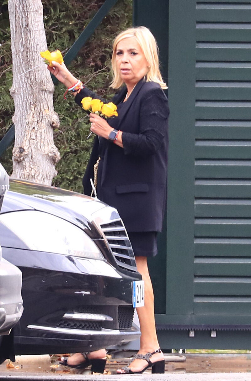 Carmen Borrego con unas rosas amarillas en el funeral de María Teresa Campos