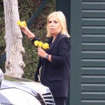 Carmen Borrego con unas rosas amarillas en el funeral de María Teresa Campos