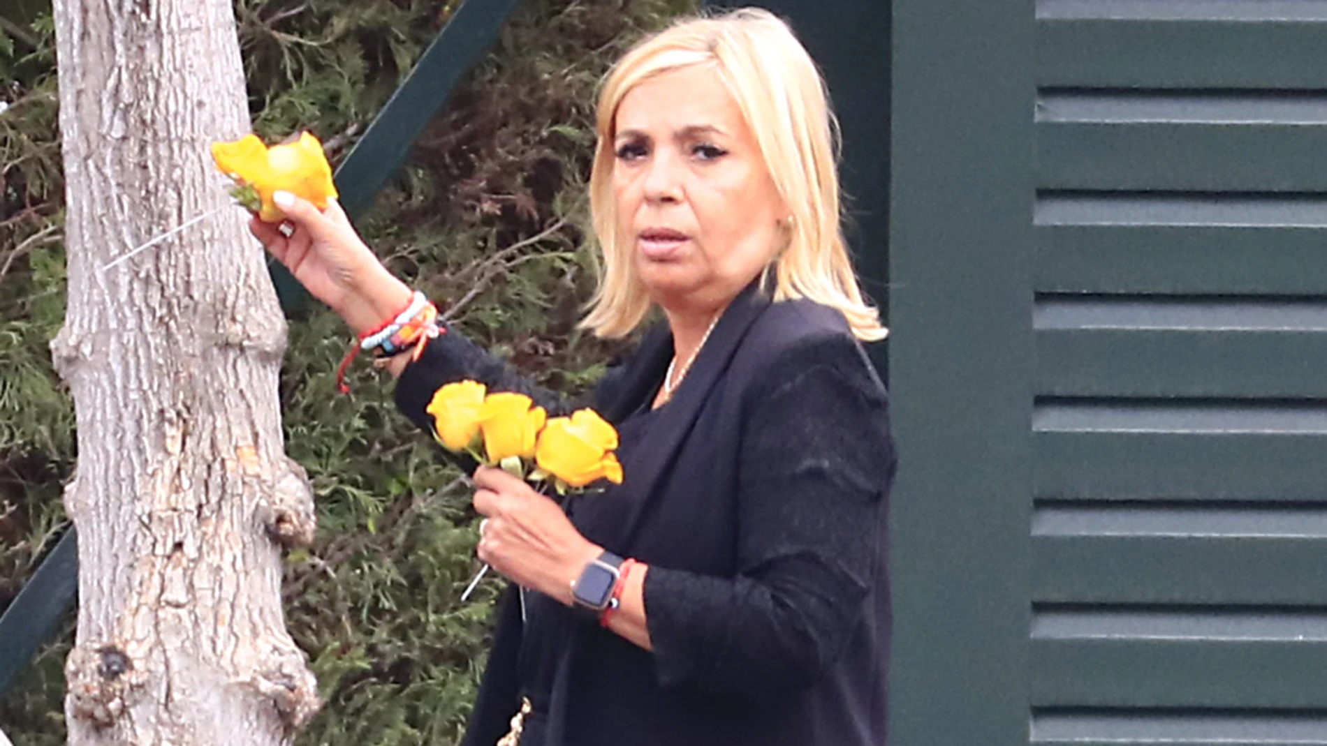 Carmen Borrego con unas rosas amarillas en el funeral de María Teresa Campos